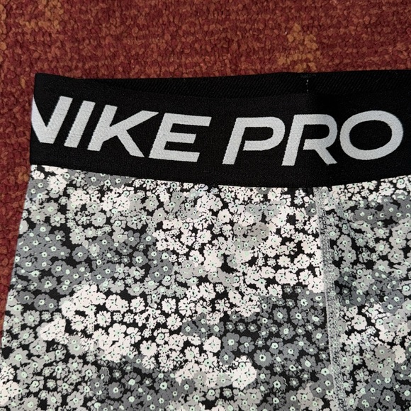 Girls Nike‎ Pro Dri-Fit Shorts - Picture 3 of 5